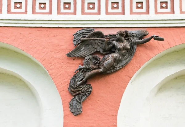 Mooie bas-reliëf op de bakstenen muur — Stockfoto