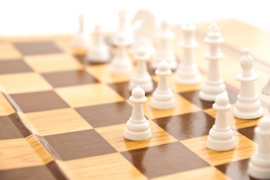 satranç tahtası üzerinde beyaz satranç figürleri