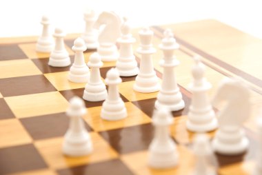 Bir satranç tahtası üzerinde beyaz satranç figürleri 