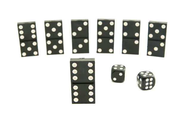 Fichas de dominó y dados negros en blanco — Foto de Stock