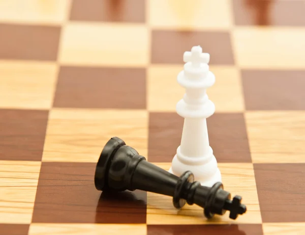 Zwart-wit chess cijfers op een schaakbord — Stockfoto