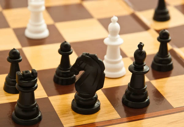 Zwart-wit chess cijfers op een schaakbord — Stockfoto