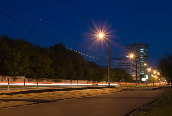 Trafik på en väg nattetid — Stockfoto