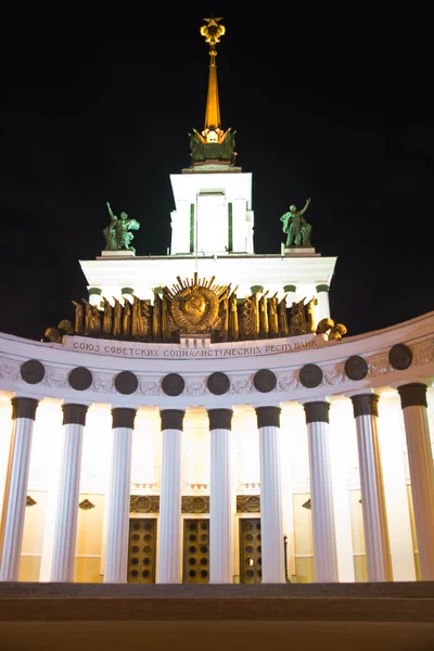 Edifício branco com colunas — Fotografia de Stock