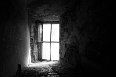 Pencere demir parmaklıklar ardında