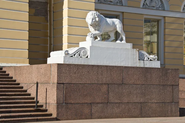 ライオン碑の隣の建物 — ストック写真