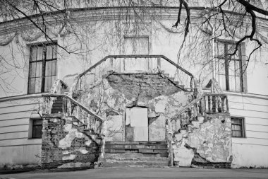 bir gün siyah beyaz eski binanın merdiven