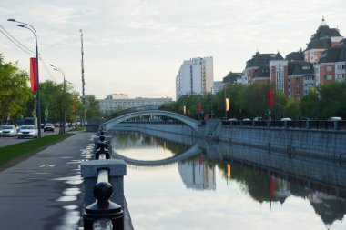 Akşamları nehir üzerinde köprü