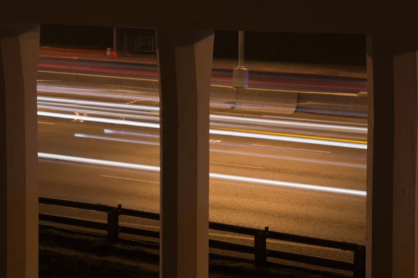Trânsito automóvel em uma estrada à noite — Fotografia de Stock