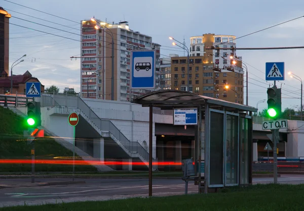 バス停と緑の信号 — ストック写真