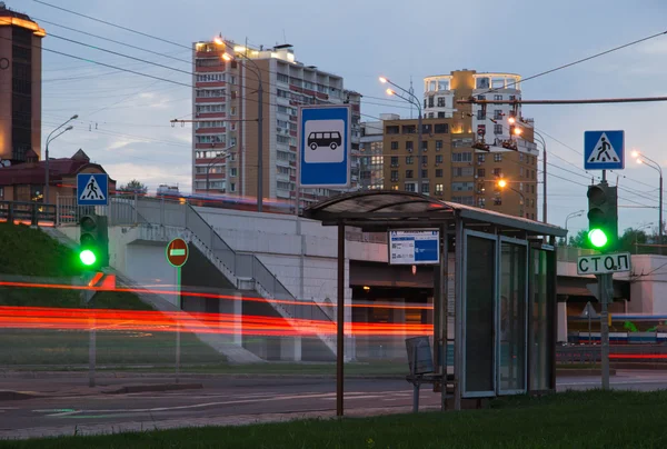 緑信号とバス停 — ストック写真