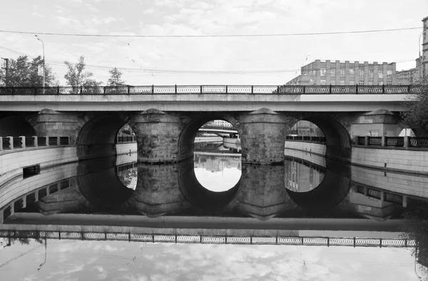 Ponte de pedra preto e branco — Fotografia de Stock