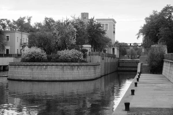 Gateway op de rivier zwart en wit — Stockfoto