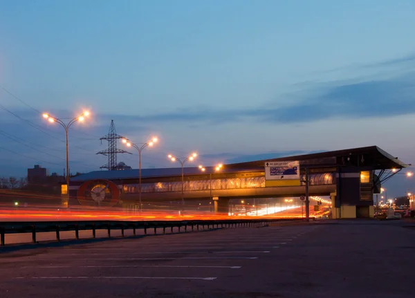 Движение на шоссе в ночное время — стоковое фото