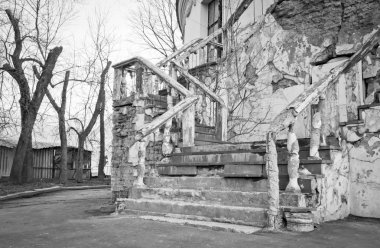 siyah beyaz eski bir bina harap merdiven