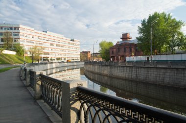 nehir kıyısında eski tuğla kule