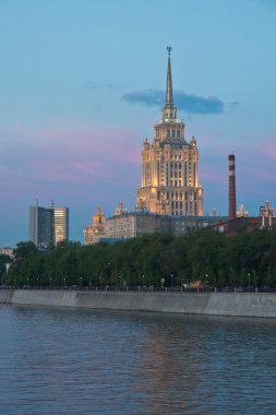gün batımında Nehri kıyısında güzel bina