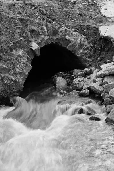 Flow of water in the river black and white — Stock Photo, Image