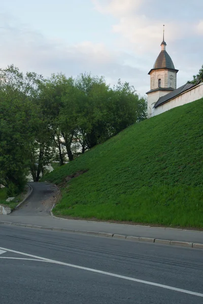 Wieża z białego kamienia na zielonym wzgórzu — Zdjęcie stockowe