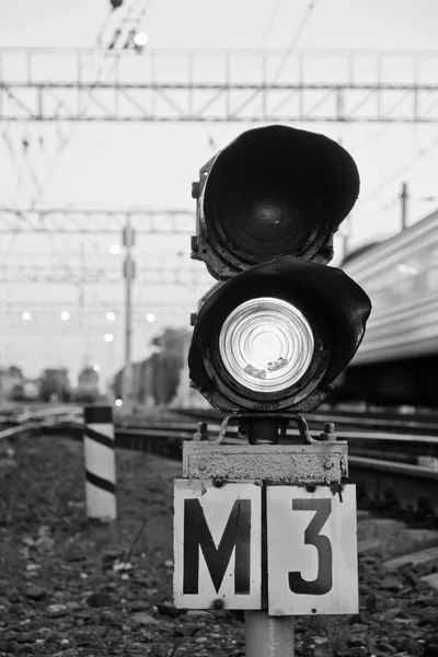 Semáforo en el ferrocarril en el tiempo de verano en blanco y negro — Foto de Stock