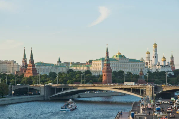Vista del Kremlin a través del río en verano — Foto de Stock