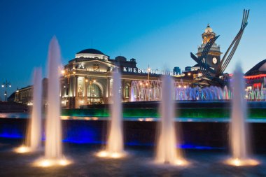 İstasyonu yakınında geceleri aydınlatılan çeşme