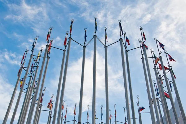 Banderas de diferentes países en el fondo del cielo con nubes —  Fotos de Stock