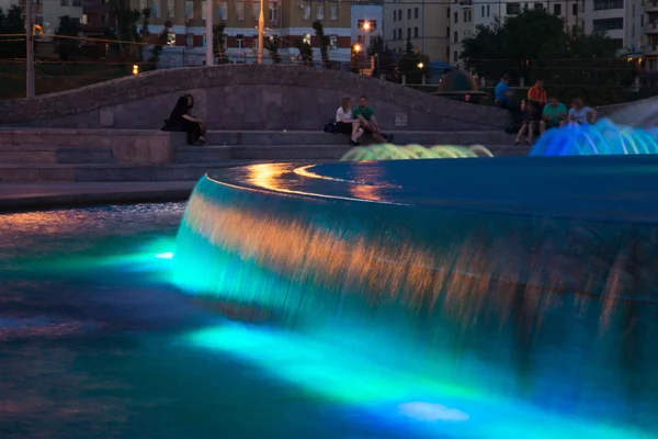 Fontein verlicht 's nachts in stadspark — Stockfoto