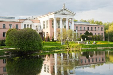 Gölün kıyısında parkta bina