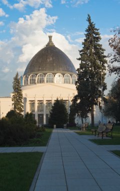 parkta bir cam kubbe ile bina