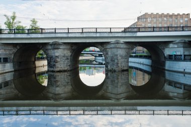 eski taş köprü nehir yansıma ile
