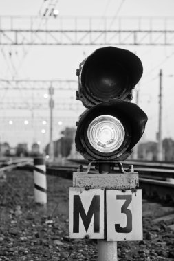 Yaz saati siyah ve beyaz demiryolu semaphore