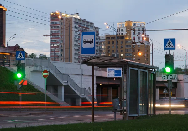 バス停と緑の信号 — ストック写真