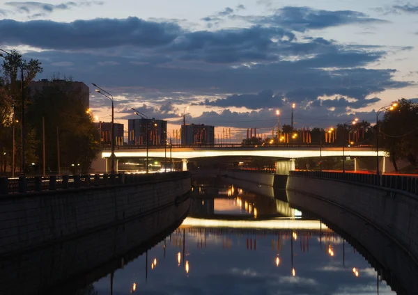 夜に川を渡る橋は — ストック写真