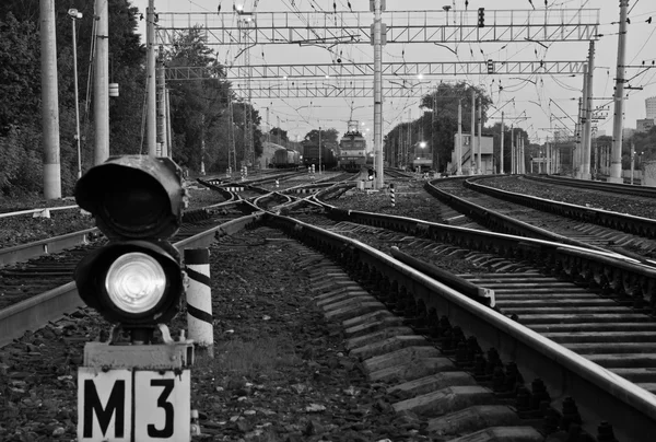 Semáforo na ferrovia preto e branco — Fotografia de Stock