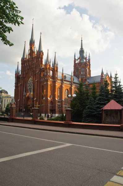 Brique rouge cathédrale gothique un jour d'été — Photo