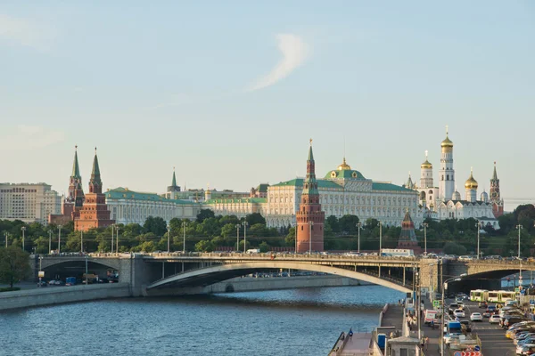 Vue du Kremlin de l'autre côté de la rivière — Photo