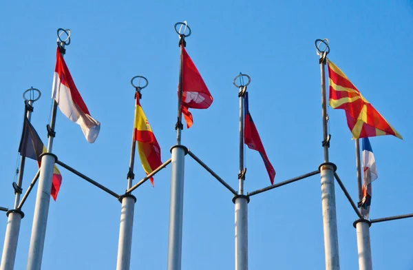 Banderas en el fondo del cielo —  Fotos de Stock