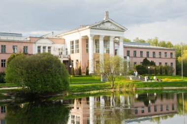 Gölün kıyısında parkta eski bina