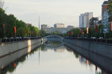 Nehrin üzerindeki taş köprü