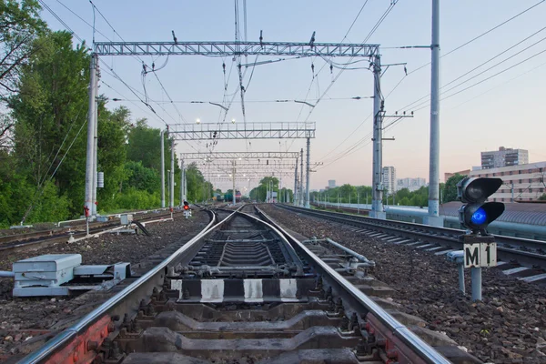 Railroad tracks in de zomeravond — Stockfoto