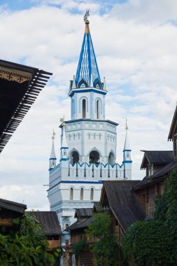 Yaz aylarında taş kuleye bakış