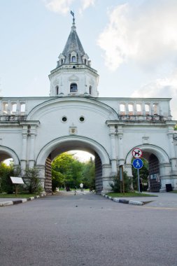 yaz gününde eski taş kule