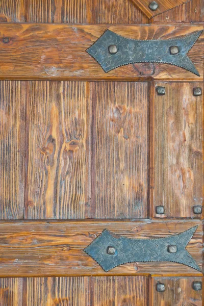 Demir kilitleri ile eski ahşap kapı — Stok fotoğraf