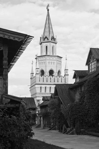 Кам'яна вежа серед дерев'яних будівель чорно-біла — стокове фото