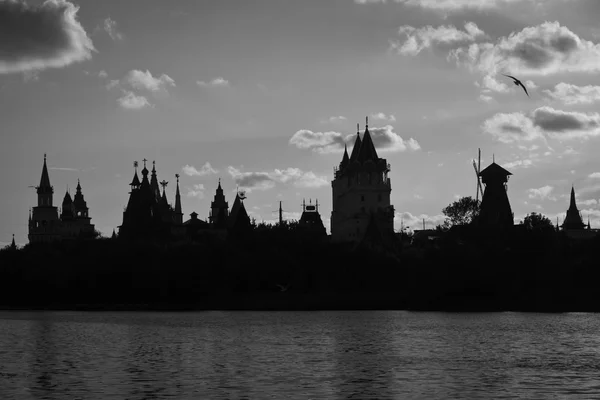 Moinho de madeira e Kremlin nas margens da lagoa preto e branco — Fotografia de Stock