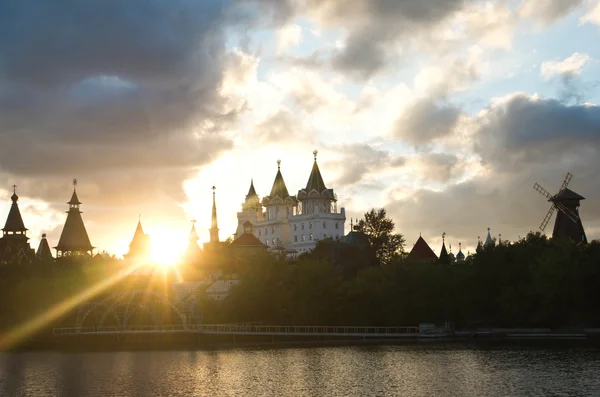 Kremlin et moulin près de la rive dans la soirée — Photo