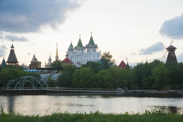 Кремль та млин поруч річка банку — стокове фото