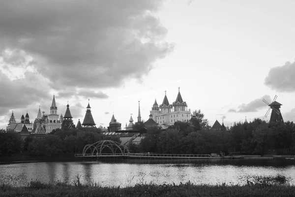 Kremlin en de molen in de buurt van de rivier bank zwart en wit — Stockfoto