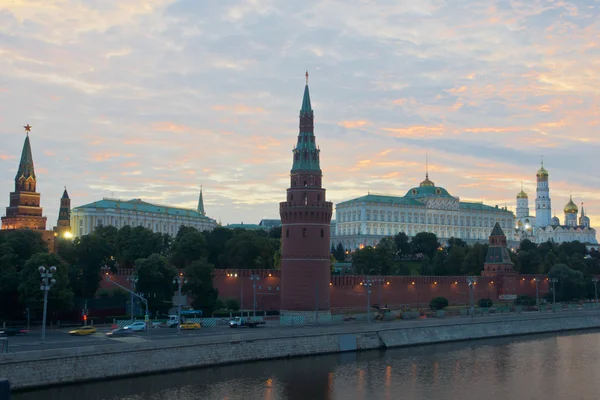 Вид Московского Кремля через реку на восходе солнца — стоковое фото